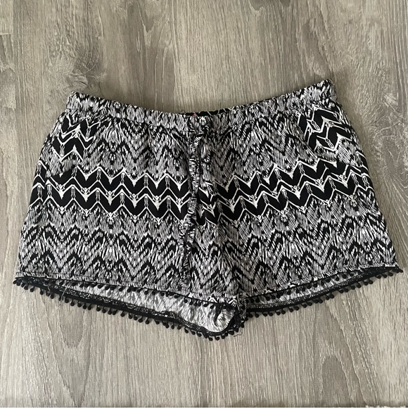 No Boundaries Black and White Shorts Size Medium 7/9 - Picture 1 of 4